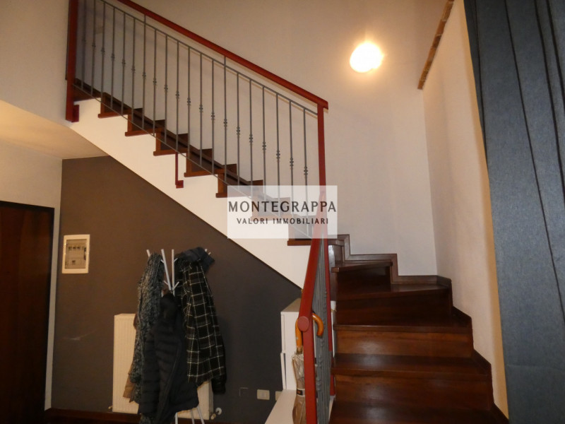 In vendita raffinato appartamento su due livelli, situato all'ultimo piano di una palazzina di so...