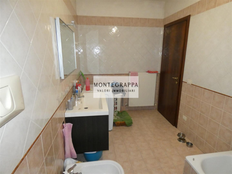 In vendita raffinato appartamento su due livelli, situato all'ultimo piano di una palazzina di so...