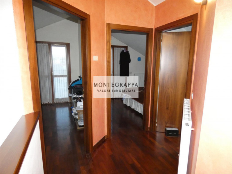 In vendita raffinato appartamento su due livelli, situato all'ultimo piano di una palazzina di so...