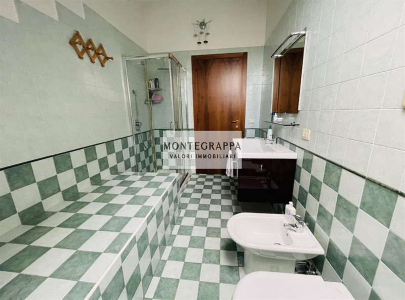 In vendita raffinato appartamento su due livelli, situato all'ultimo piano di una palazzina di so...