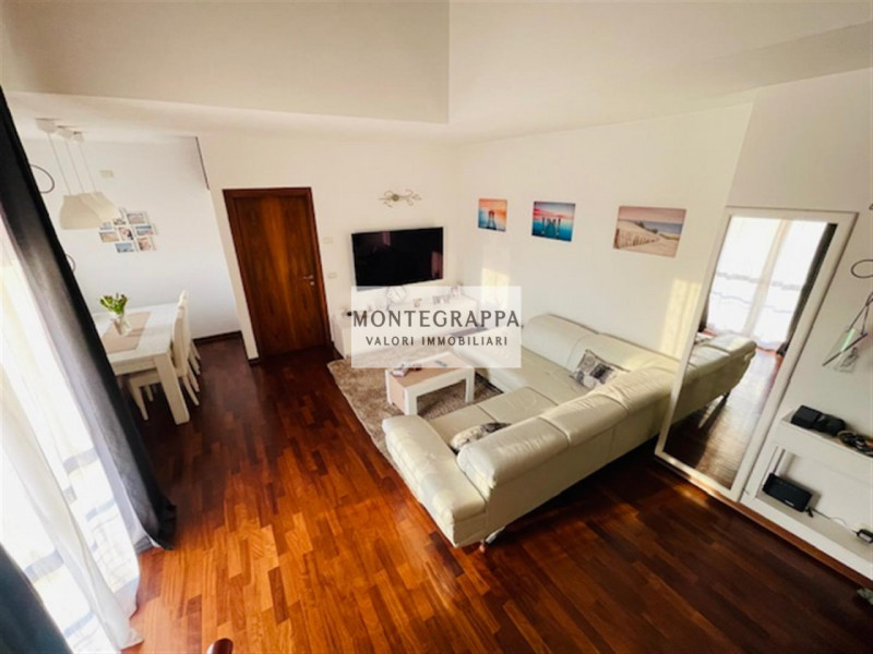 In vendita raffinato appartamento su due livelli, situato all'ultimo piano di una palazzina di so...