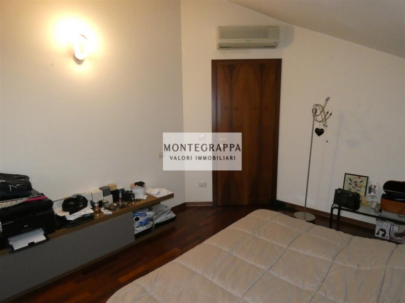 In vendita raffinato appartamento su due livelli, situato all'ultimo piano di una palazzina di so...