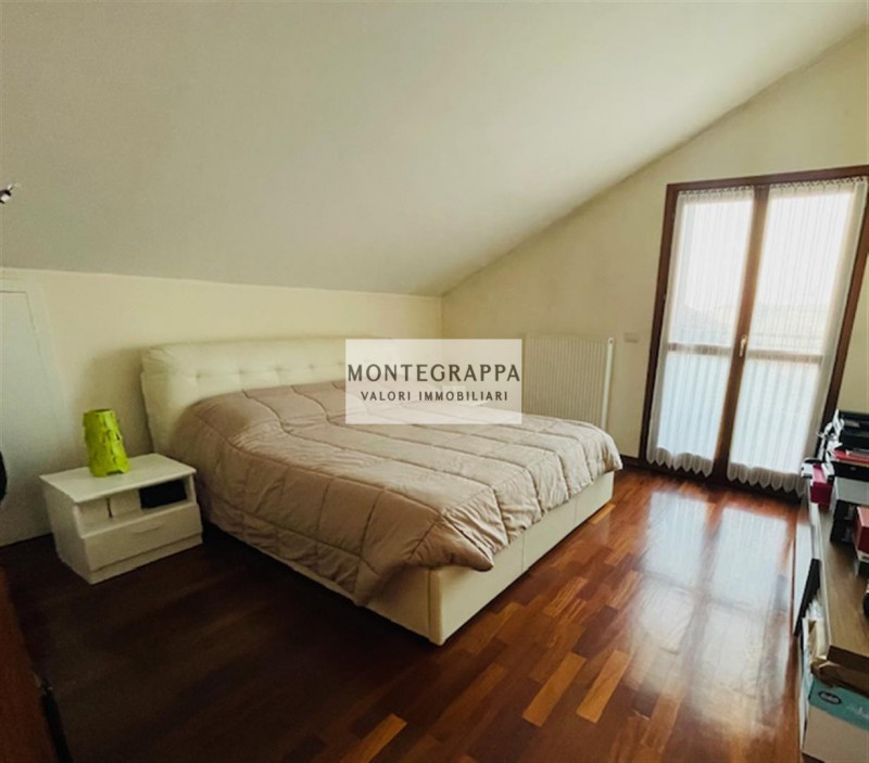 In vendita raffinato appartamento su due livelli, situato all'ultimo piano di una palazzina di so...