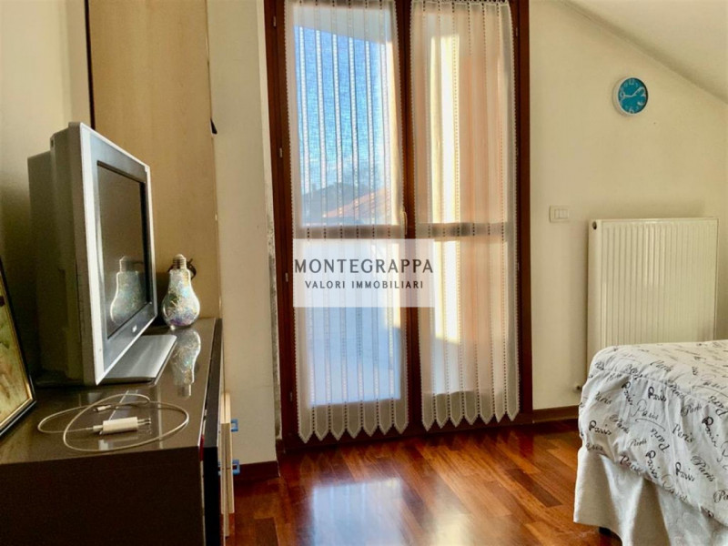 In vendita raffinato appartamento su due livelli, situato all'ultimo piano di una palazzina di so...