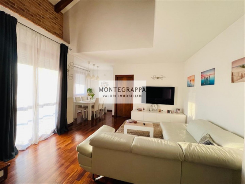 In vendita raffinato appartamento su due livelli, situato all'ultimo piano di una palazzina di so...