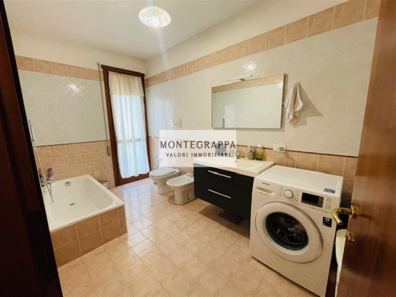 In vendita raffinato appartamento su due livelli, situato all'ultimo piano di una palazzina di so...