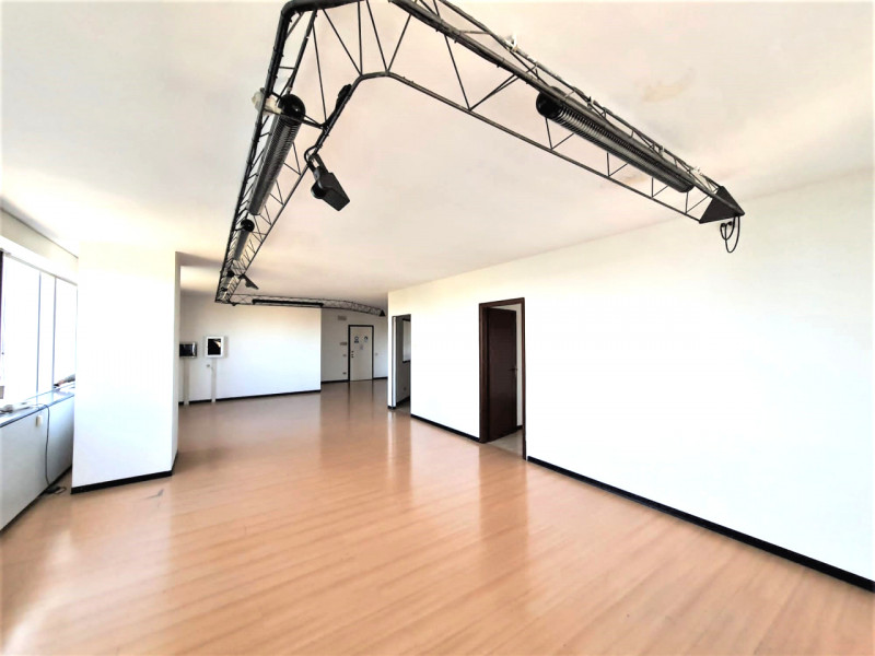 Affittasi a Stanghella, in recente contesto, ufficio sito al 5° e ultimo piano, dotato di ascenso...