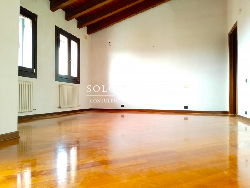 Rif. B294 (per info 338 9387816 Matteo)

Casa abbinata di grandi dimensioni con capannone ed un u...