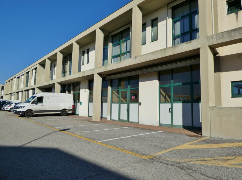 VICENZA NORD - POVOLARO DI DUEVILLE: VENDESI UFFICIO DI 400 MQ AL PIANO PRIMO ED ULTIMO DI OTTIMO...