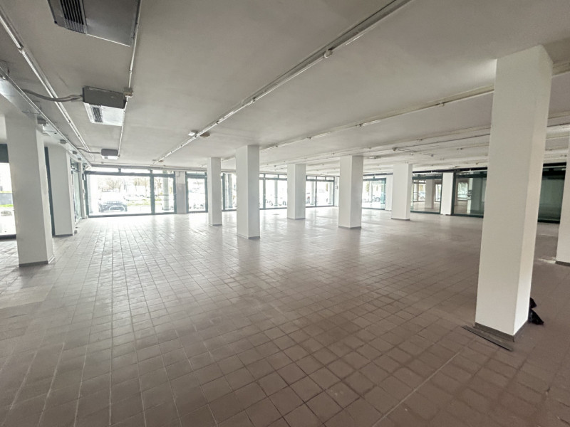 Situato nel cuore di Mestrino, questo ampio negozio di circa 445 mq rappresenta un'opportunità im...