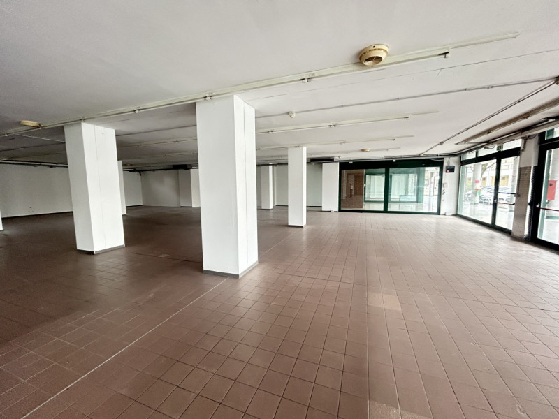 Situato nel cuore di Mestrino, questo ampio negozio di circa 445 mq rappresenta un'opportunità im...