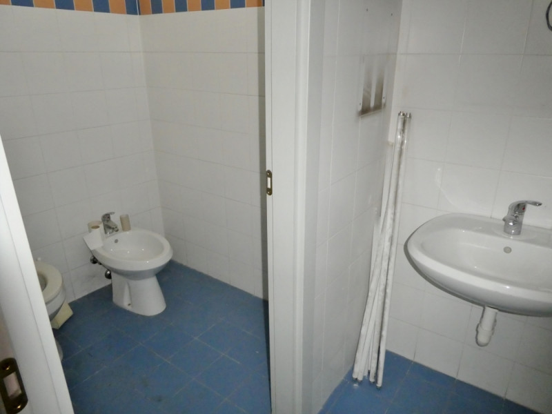 VICENZA NORD - POVOLARO DI DUEVILLE: VENDESI UFFICIO DI 360 MQ AL PIANO TERRENO CON 16 POSTI AUTO...