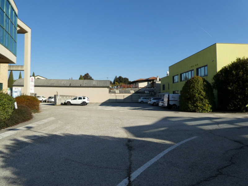 VICENZA NORD - POVOLARO DI DUEVILLE: VENDESI UFFICIO DI 360 MQ AL PIANO TERRENO CON 16 POSTI AUTO...
