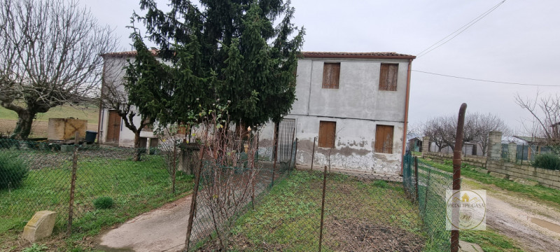 Rif. SE36 - Proponiamo tipico casale singolo di campagna immerso nel verde e allo stesso tempo a ...
