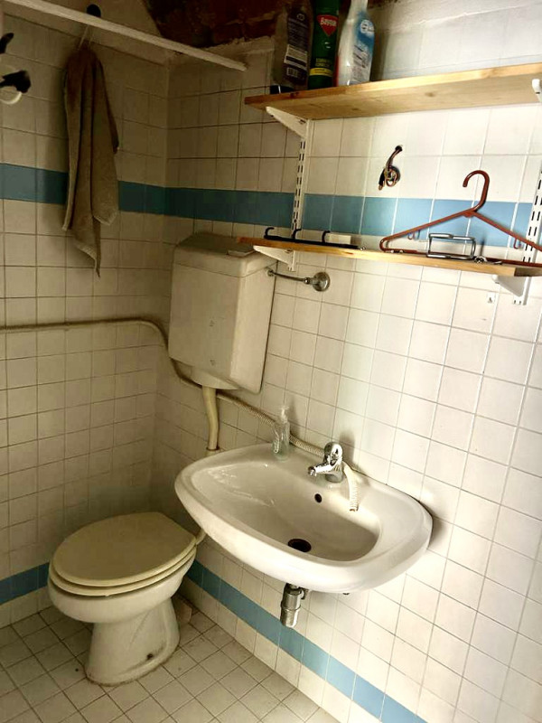 Padova zona Piazza della Frutta negozio di 20 mq vetrinato, composto da un ampia stanza, bagno e ...