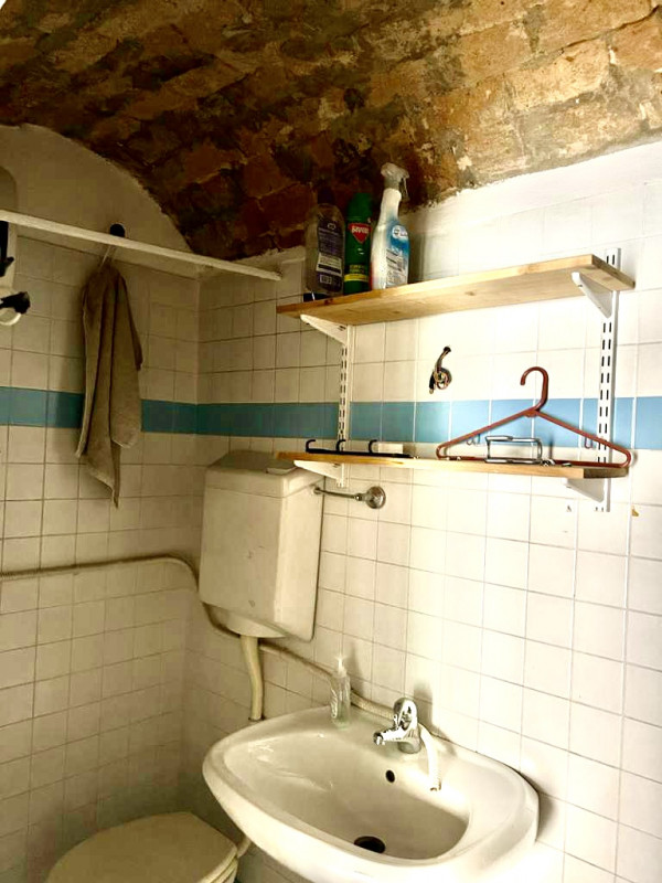 Padova zona Piazza della Frutta negozio di 20 mq vetrinato, composto da un ampia stanza, bagno e ...