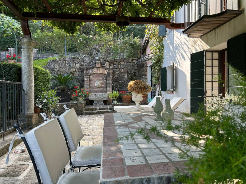 Rovolon (PD):
Immersa nella quiete e bellezza dei Colli Berici, proponiamo una raffinata casa sin...