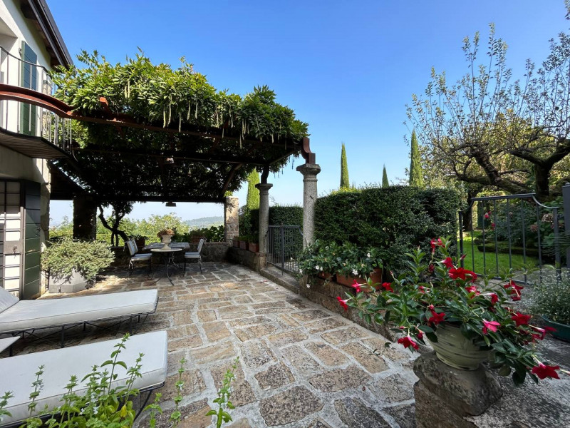 Rovolon (PD):
Immersa nella quiete e bellezza dei Colli Berici, proponiamo una raffinata casa sin...