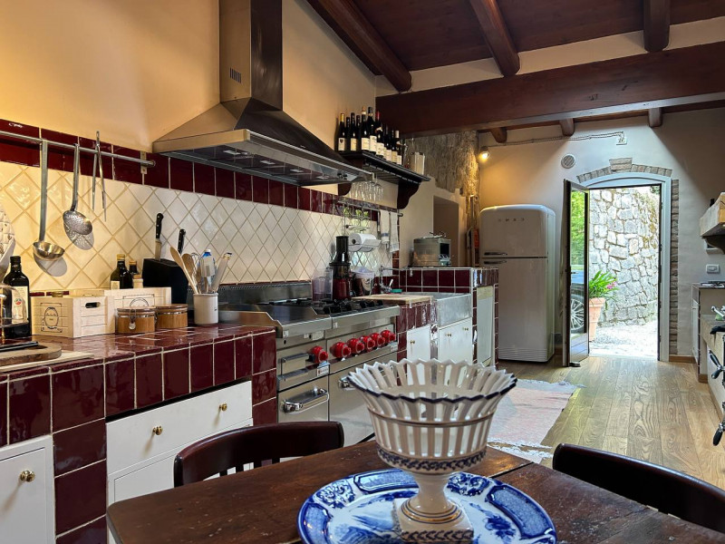 Rovolon (PD):
Immersa nella quiete e bellezza dei Colli Berici, proponiamo una raffinata casa sin...