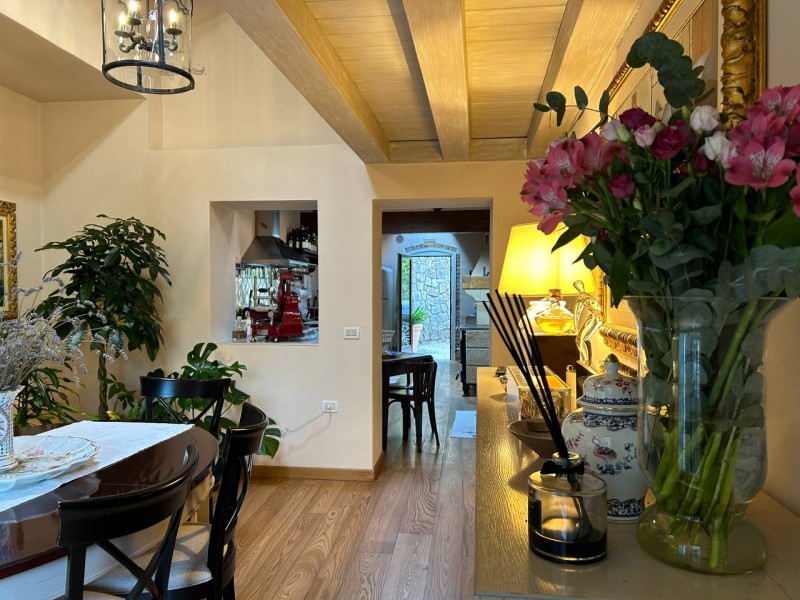 Rovolon (PD):
Immersa nella quiete e bellezza dei Colli Berici, proponiamo una raffinata casa sin...