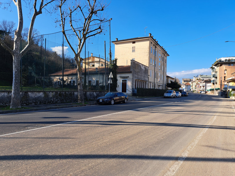 VICENZA viale Fusinato, inconsueta opportunità di intero fabbricato indipendente sviluppato nel s...
