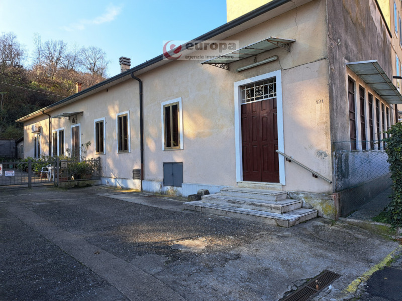 VICENZA, in viale Fusinato, interessante opportunità di acquistare un intero fabbricato indipende...