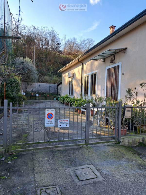VICENZA, in viale Fusinato, interessante opportunità di acquistare un intero fabbricato indipende...