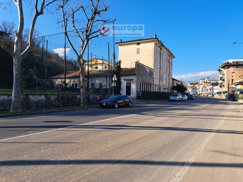 VICENZA, in viale Fusinato, interessante opportunità di acquistare un intero fabbricato indipende...