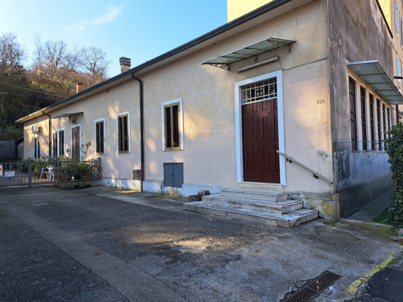 VICENZA viale Fusinato, inconsueta opportunità di intero fabbricato indipendente sviluppato nel s...