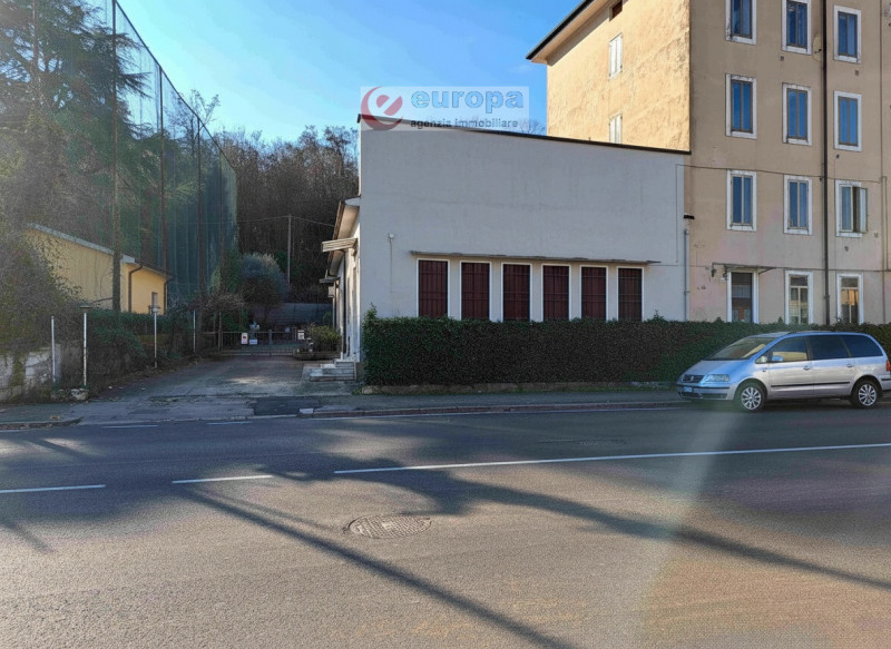VICENZA, in viale Fusinato, interessante opportunità di acquistare un intero fabbricato indipende...