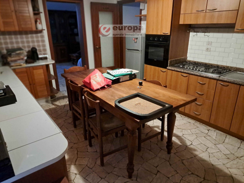 VICENZA, in viale Fusinato, interessante opportunità di acquistare un intero fabbricato indipende...