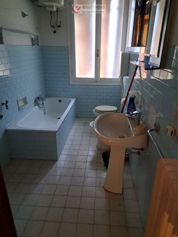 VICENZA, in viale Fusinato, interessante opportunità di acquistare un intero fabbricato indipende...