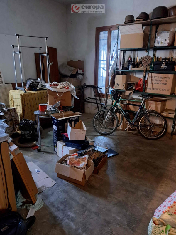 VICENZA, in viale Fusinato, interessante opportunità di acquistare un intero fabbricato indipende...