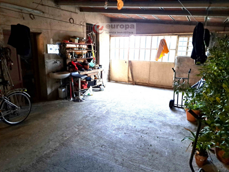 VICENZA, in viale Fusinato, interessante opportunità di acquistare un intero fabbricato indipende...