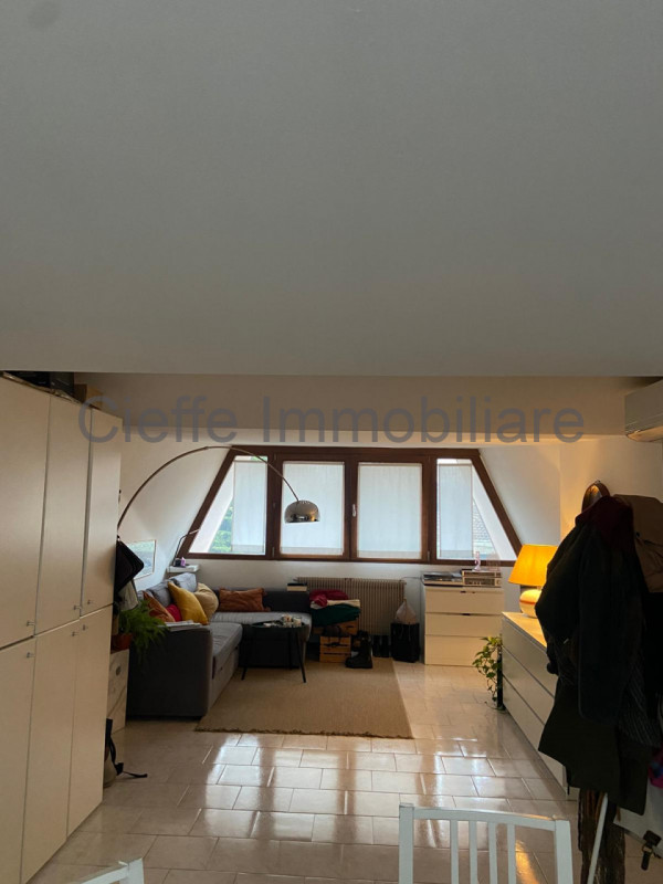 Proponiamo in affitto, disponibile dal 15/04/26, un accogliente bilocale mansardato situato al 4°...