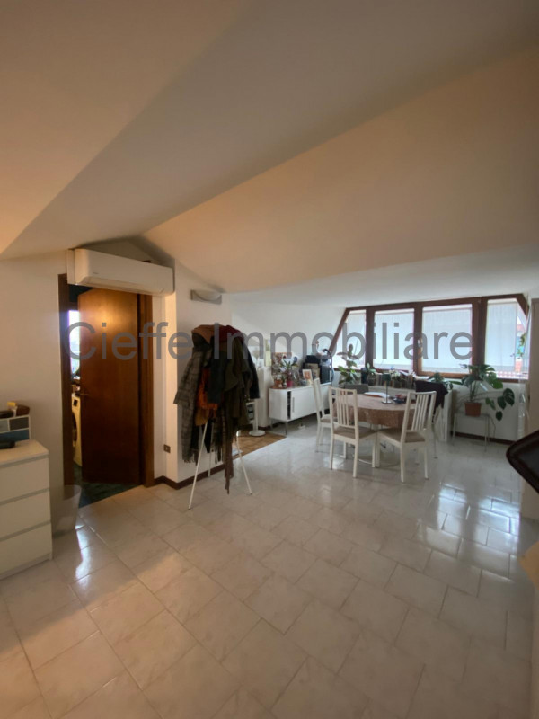 Proponiamo in affitto, disponibile dal 15/04/26, un accogliente bilocale mansardato situato al 4°...