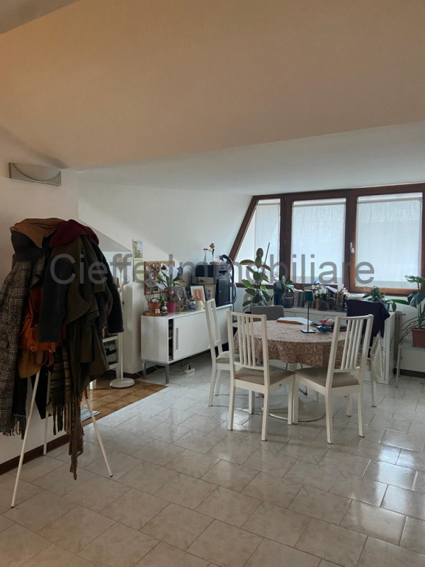 Proponiamo in affitto, disponibile dal 15/04/26, un accogliente bilocale mansardato situato al 4°...