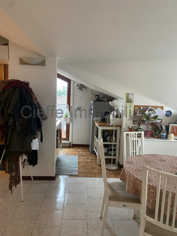 Proponiamo in affitto, disponibile dal 15/04/26, un accogliente bilocale mansardato situato al 4°...