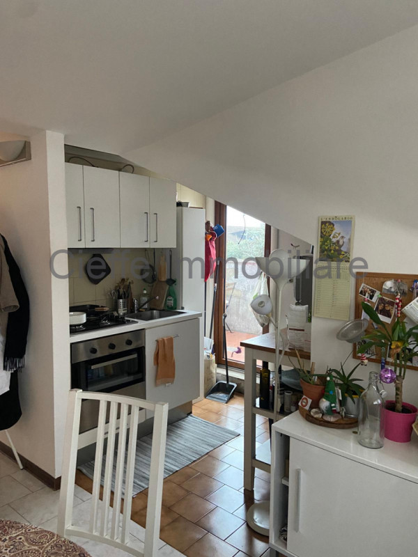 Proponiamo in affitto, disponibile dal 15/04/26, un accogliente bilocale mansardato situato al 4°...