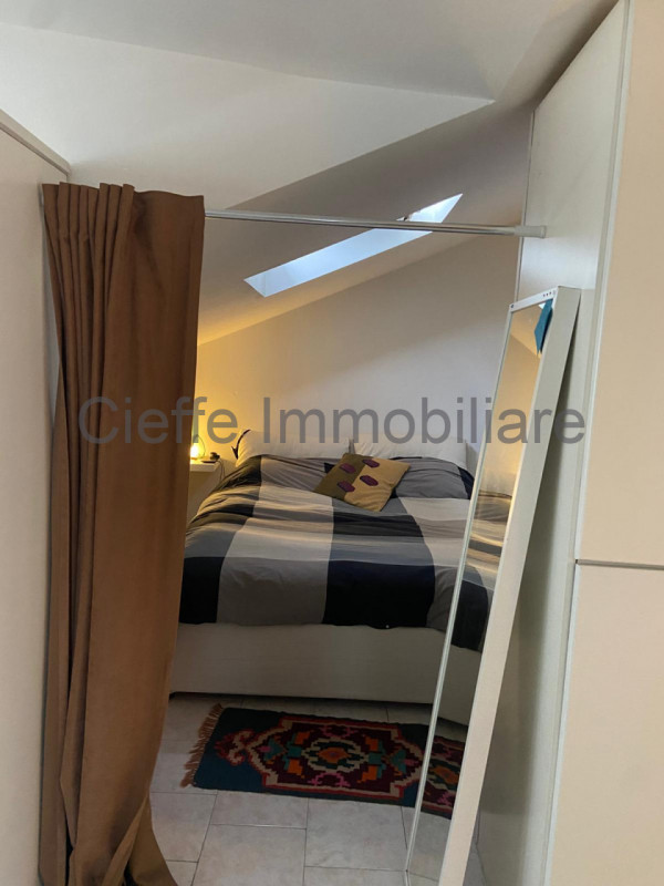 Proponiamo in affitto, disponibile dal 15/04/26, un accogliente bilocale mansardato situato al 4°...