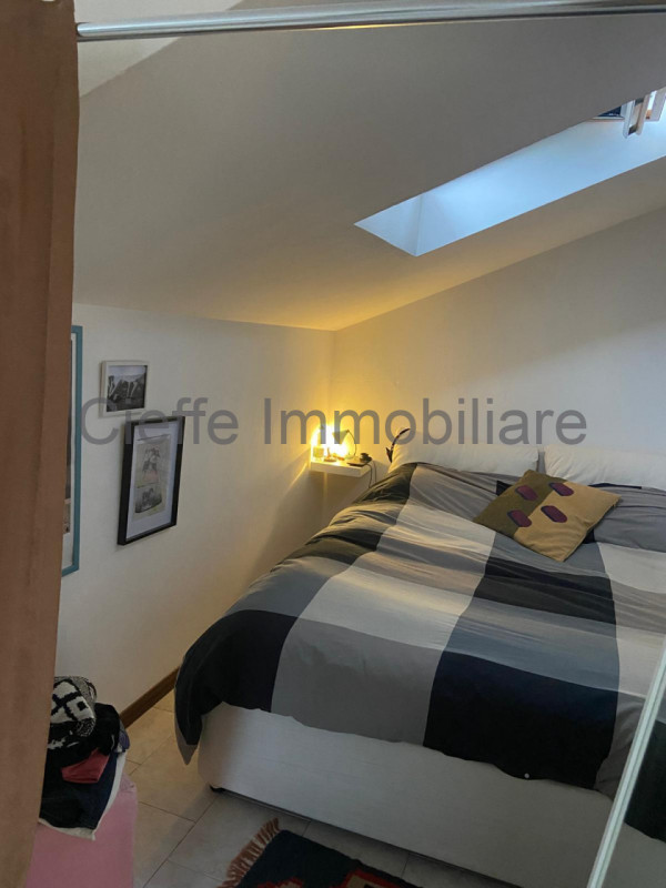 Proponiamo in affitto, disponibile dal 15/04/26, un accogliente bilocale mansardato situato al 4°...