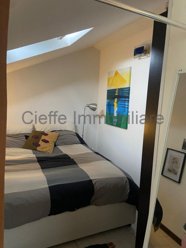 Proponiamo in affitto, disponibile dal 15/04/26, un accogliente bilocale mansardato situato al 4°...