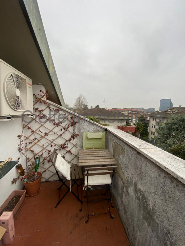 Proponiamo in affitto, disponibile dal 15/04/26, un accogliente bilocale mansardato situato al 4°...