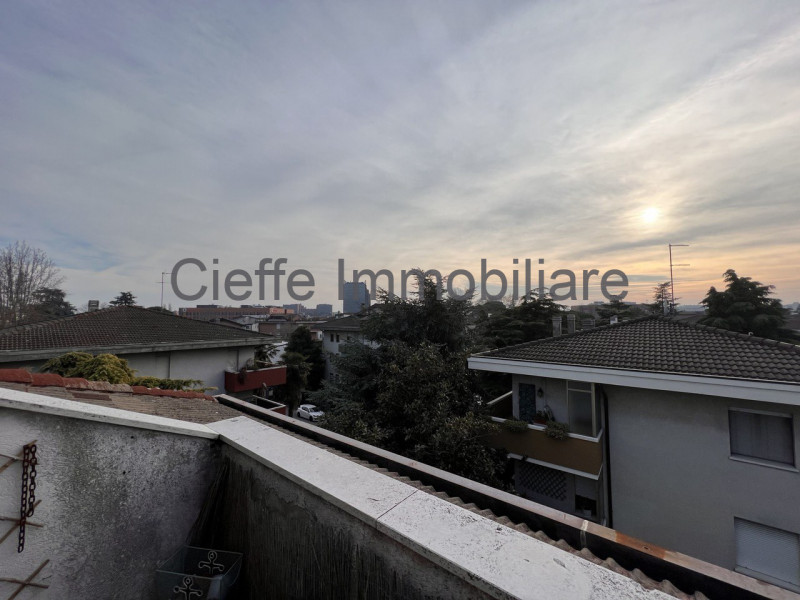 Proponiamo in affitto, disponibile dal 15/04/26, un accogliente bilocale mansardato situato al 4°...