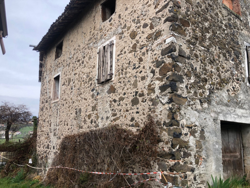 In zona collinare, proponiamo rustico di ampie dimensioni con annesso fienile e portico. Si prese...
