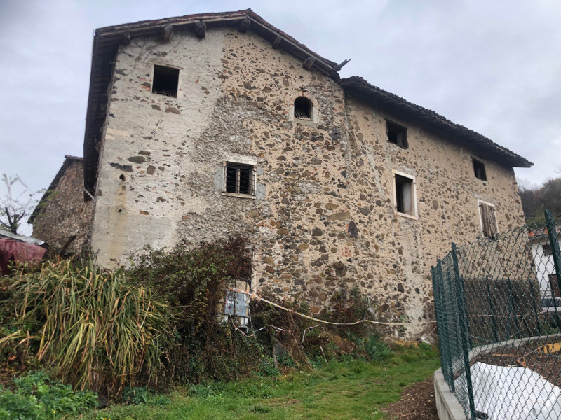 In zona collinare, proponiamo rustico di ampie dimensioni con annesso fienile e portico. Si prese...
