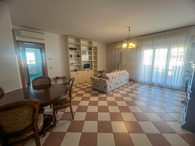 ANNUNCIO RISERVATO A STUDENTI UNIVERSITARI  - CONTRATTO TRANSITORIO DI 12 MESI 

In centro a Legn...