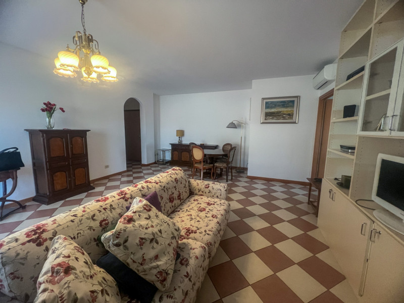 ANNUNCIO RISERVATO A STUDENTI UNIVERSITARI  - CONTRATTO TRANSITORIO DI 12 MESI 

In centro a Legn...