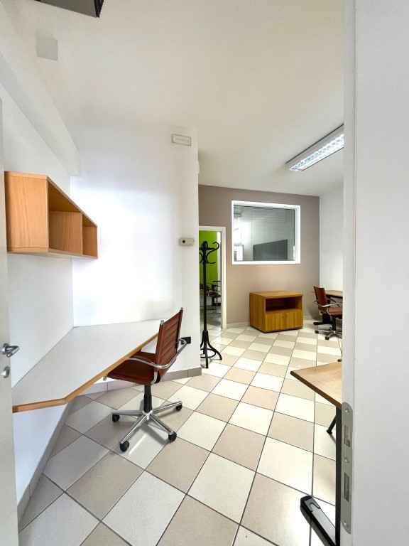 A 5 Km da Montebelluna, in centro a Trevignano, affittiamo ufficio ben
tenuto con vetrina.

Acces...