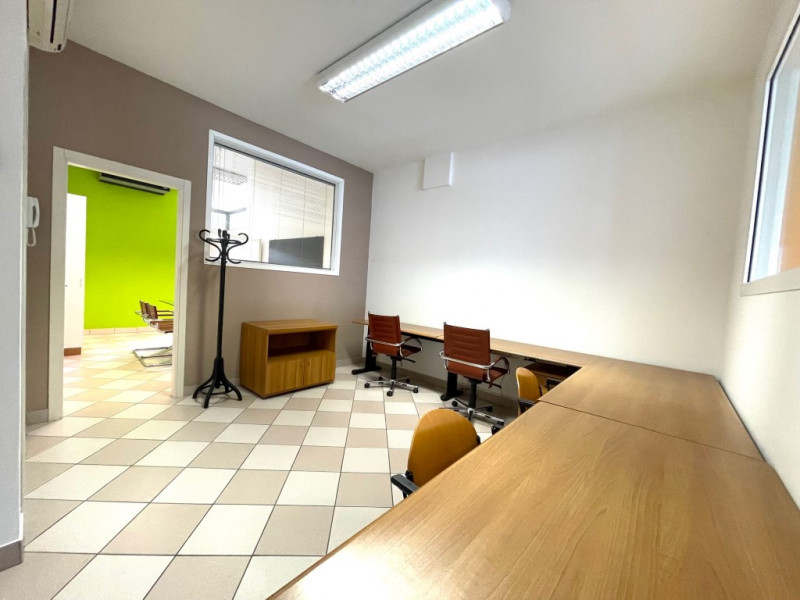 A 5 Km da Montebelluna, in centro a Trevignano, affittiamo ufficio ben
tenuto con vetrina.

Acces...